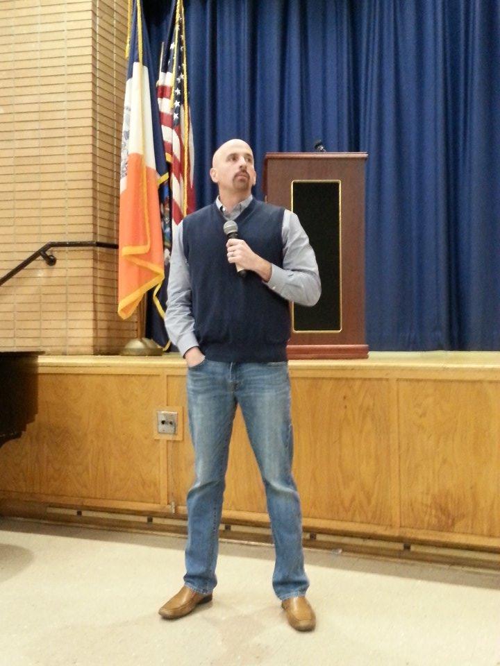 Chris Shearn speaks at the school about his journalism career. Photo attribution to Kay Kim.