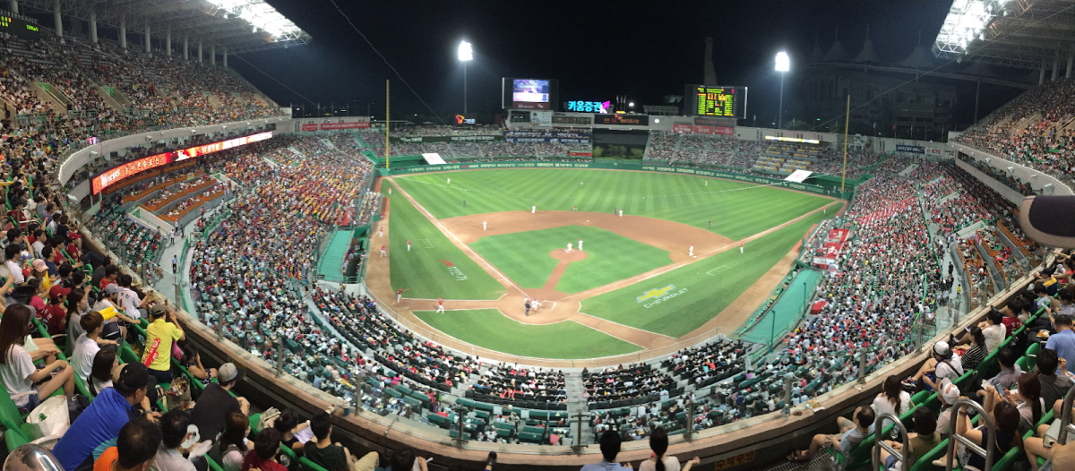 "World Baseball Classic Trophy" by Geoff Livingston is licensed under CC BY-SA 2.0.
